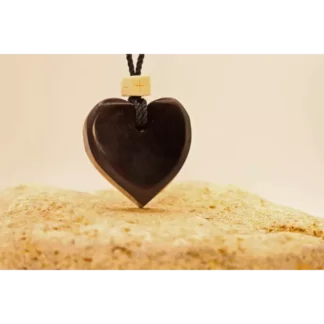 Черное сердце из Эбенового дерева